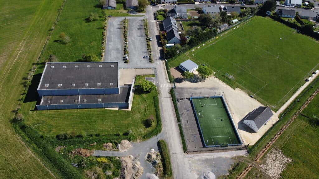 présentation du site actuel avec la salle de sport Louis-Colas et son parking, le terrain de football et le five.
