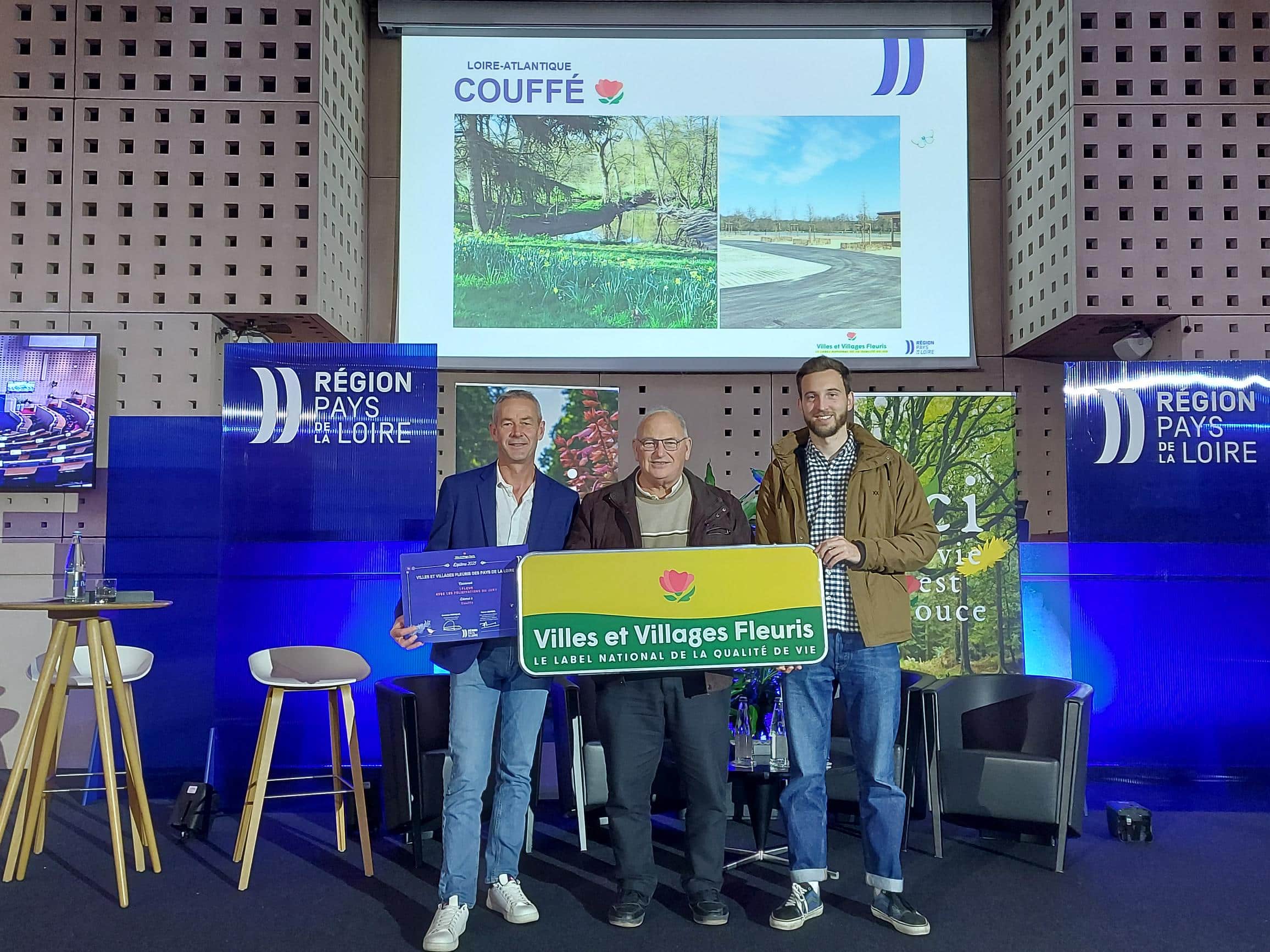Le maire, le conseiller délégué aux espaces verts Thierry Richard et Clément Daressy reçoivent le diplôme et le panneau à l'hôtel de la région à Nantes.