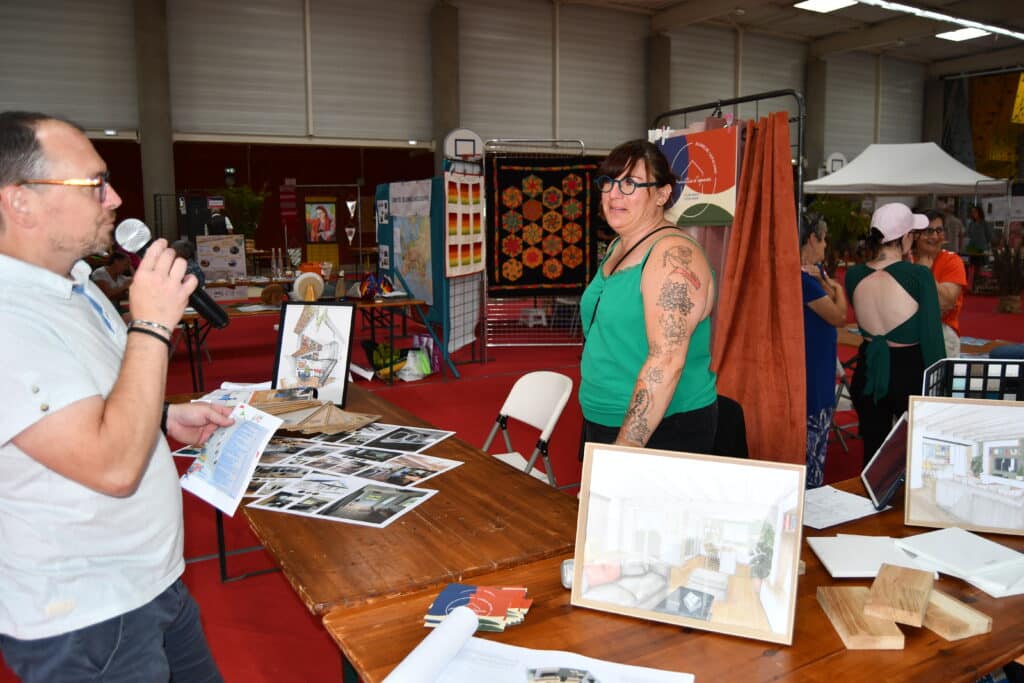 Frédéric Delanoue, adjoint à la vie associative, au micro présente les exposants.