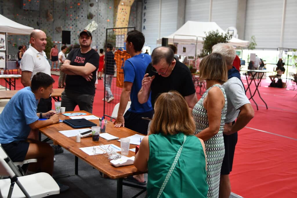 Des citoyens autour d'un stand.